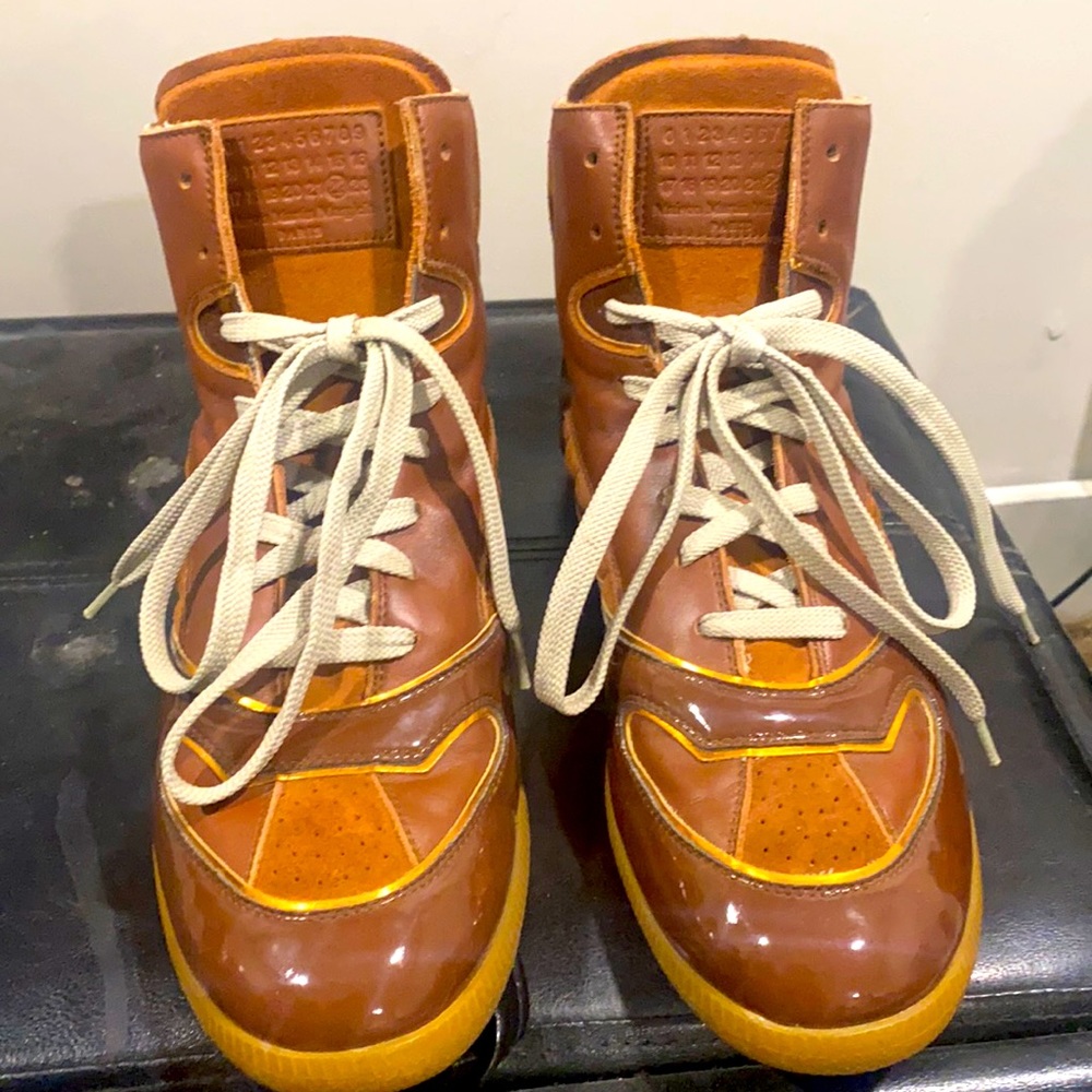 Men’s Maison Martin Margiela brown sneaker hi top. Size 44 EU. used condition.